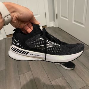 Brooks Levitate 5 GTS Steathfit